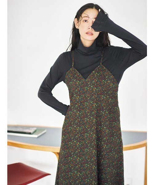 and myera(アンド マイラ)の「and myera さらりとしたカットソータートル(Tシャツ/カットソー・レディース・ベージュ/ブラック/ホワイト・M/L/LL/S)」の7枚目の写真