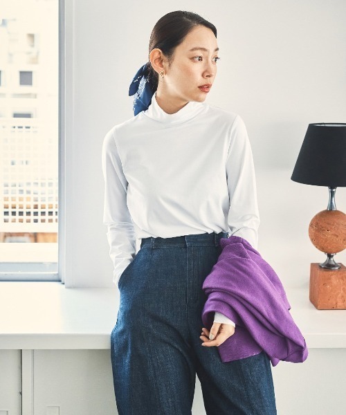 and myera(アンド マイラ)の「and myera さらりとしたカットソータートル(Tシャツ/カットソー・レディース・ベージュ/ブラック/ホワイト・M/L/LL/S)」の4枚目の写真