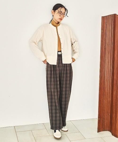 and myera(アンド マイラ)の「and myera さらりとしたカットソータートル(Tシャツ/カットソー・レディース・ベージュ/ブラック/ホワイト・M/L/LL/S)」の11枚目の写真