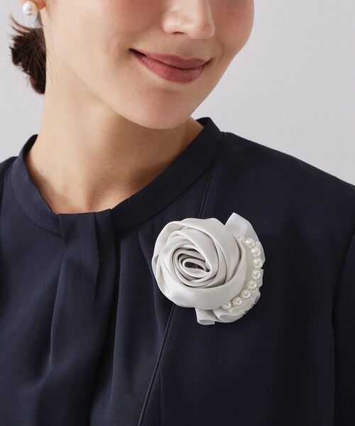 OPAQUE.CLIP（オペークドットクリップ）の「フェイクパールローズコサージュ（ブローチ/コサージュ・レディース・ライトグレー・00）」の2枚目の写真