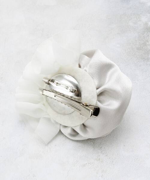 OPAQUE.CLIP（オペークドットクリップ）の「フェイクパールローズコサージュ（ブローチ/コサージュ・レディース・ライトグレー・00）」の4枚目の写真
