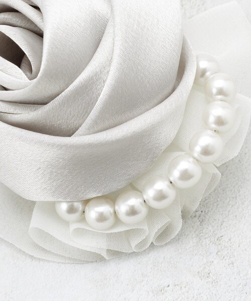 OPAQUE.CLIP（オペークドットクリップ）の「フェイクパールローズコサージュ（ブローチ/コサージュ・レディース・ライトグレー・00）」の6枚目の写真