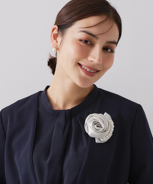 OPAQUE.CLIP（オペークドットクリップ）の「フェイクパールローズコサージュ（ブローチ/コサージュ・レディース・ライトグレー・00）」の7枚目の写真