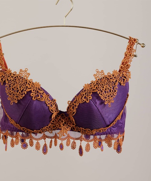 LINGERIEAM（ランジェリアム）の「ホリー グレースシルク ブラ（B・Cカップ）（ブラジャー・レディース・プラム/ゴールド・C65/C70）」の2枚目の写真