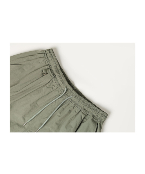 GUBIN（グビン）の「[シーズンオフ] パッチポイントナイロンカーゴハーフパンツ - カーキ（その他パンツ・メンズ・その他・LARGE/MEDIUM）」の3枚目の写真