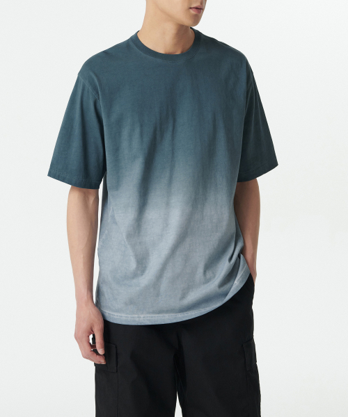 MUSINSA STANDARD（ムシンサスタンダード）の「グラデーションリラックスクルーネックTシャツ[グレーッシュブルー]（Tシャツ/カットソー・メンズ・その他・XXX-LARGE/LARGE/MEDIUM/SMALL/X-LARGE/XX-LARGE）」の2枚目の写真