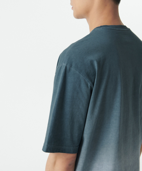 MUSINSA STANDARD（ムシンサスタンダード）の「グラデーションリラックスクルーネックTシャツ[グレーッシュブルー]（Tシャツ/カットソー・メンズ・その他・XXX-LARGE/LARGE/MEDIUM/SMALL/X-LARGE/XX-LARGE）」の5枚目の写真