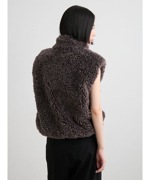 ミースロエ　ファーベスト MIESROHE（ミースロエ）の「サステナコクーンファーベスト（ベスト