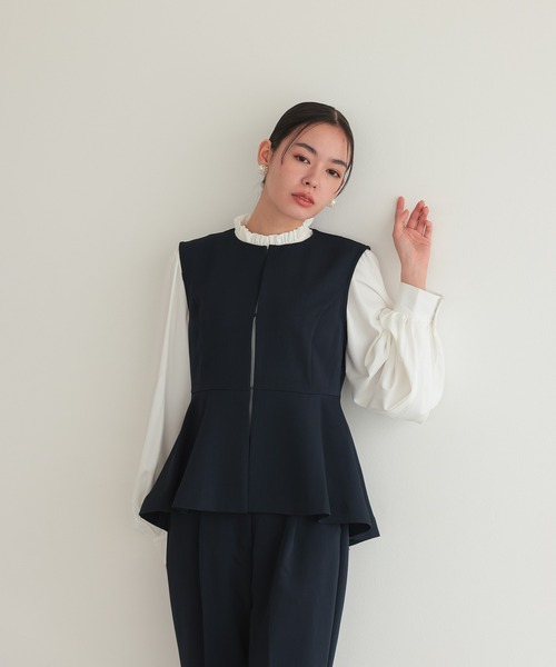 TOKYO OFFICA(トーキョーオフィカ)の「卒業式・入学式・学校行事・結婚式 対応【手洗いOK】ペプラム ブラウス付き 3点セット ママ きれいめ パンツスーツ レディース ノーカラー ジャケット セレモニー ママスーツ 七五三 ビジネス セットアップ スーツ(スーツセット・レディース・ベージュ/ネイビー/チャコール/ブラック・M/L)」の4枚目の写真