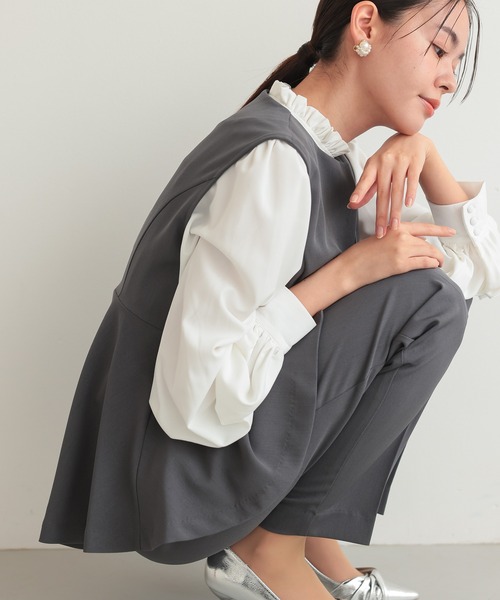 TOKYO OFFICA(トーキョーオフィカ)の「卒業式・入学式・学校行事・結婚式 対応【手洗いOK】ペプラム ブラウス付き 3点セット ママ きれいめ パンツスーツ レディース ノーカラー ジャケット セレモニー ママスーツ 七五三 ビジネス セットアップ スーツ(スーツセット・レディース・ベージュ/ネイビー/チャコール/ブラック・M/L)」の2枚目の写真