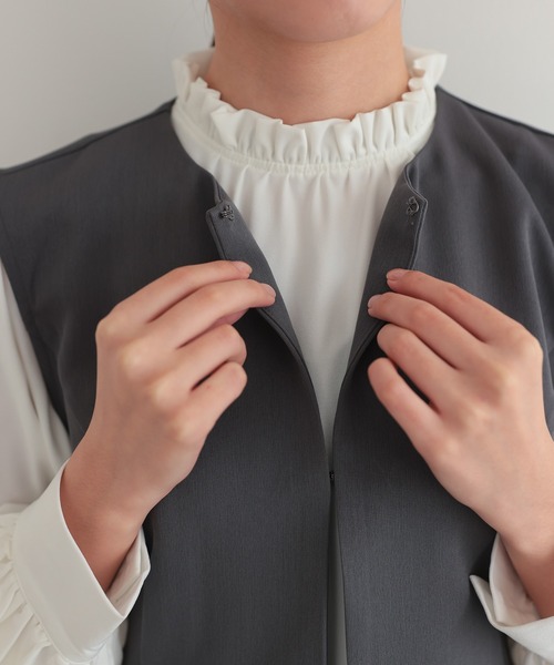 TOKYO OFFICA(トーキョーオフィカ)の「卒業式・入学式・学校行事・結婚式 対応【手洗いOK】ペプラム ブラウス付き 3点セット ママ きれいめ パンツスーツ レディース ノーカラー ジャケット セレモニー ママスーツ 七五三 ビジネス セットアップ スーツ(スーツセット・レディース・ベージュ/ネイビー/チャコール/ブラック・M/L)」の5枚目の写真