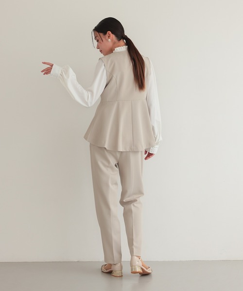 TOKYO OFFICA(トーキョーオフィカ)の「卒業式・入学式・学校行事・結婚式 対応【手洗いOK】ペプラム ブラウス付き 3点セット ママ きれいめ パンツスーツ レディース ノーカラー ジャケット セレモニー ママスーツ 七五三 ビジネス セットアップ スーツ(スーツセット・レディース・ベージュ/ネイビー/チャコール/ブラック・M/L)」の18枚目の写真