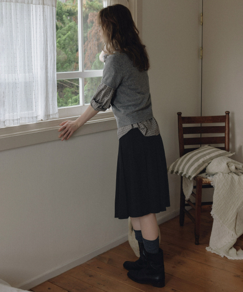 ANDNEEDS(アンドニーズ)の「Kay wool pleats midi skirt (black)(スカート・レディース・その他・SMALL/MEDIUM)」の4枚目の写真