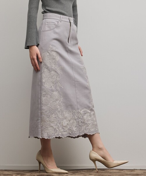 GRACE CONTINENTAL（グレースコンチネンタル）の「エンブロイダリータイトスカート（スカート・レディース・ブラック/ライトグレー・36/38）」の2枚目の写真
