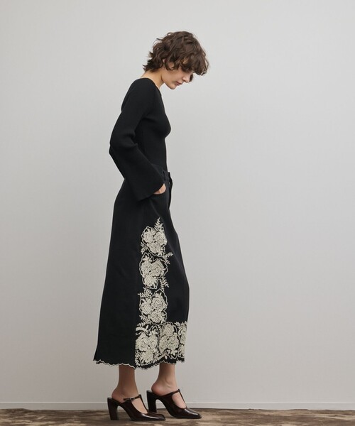 GRACE CONTINENTAL（グレースコンチネンタル）の「エンブロイダリータイトスカート（スカート・レディース・ブラック/ライトグレー・36/38）」の7枚目の写真