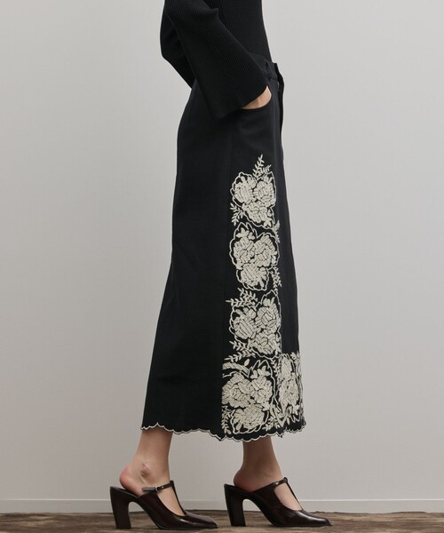 GRACE CONTINENTAL（グレースコンチネンタル）の「エンブロイダリータイトスカート（スカート・レディース・ブラック/ライトグレー・36/38）」の4枚目の写真