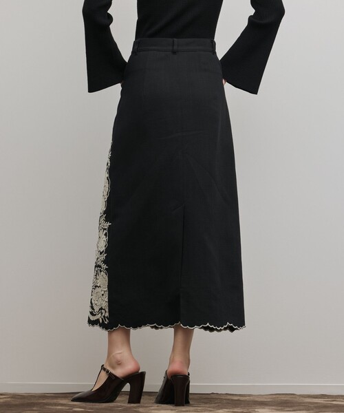 GRACE CONTINENTAL（グレースコンチネンタル）の「エンブロイダリータイトスカート（スカート・レディース・ブラック/ライトグレー・36/38）」の3枚目の写真