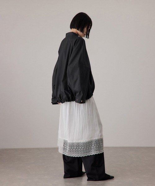 ADAM ET ROPE'(アダムエロペ)の「【サステナブル】グランウォームシルエットブルゾン/撥水(ブルゾン・レディース・ホワイト系その他5/ブラック・FREE)」の4枚目の写真