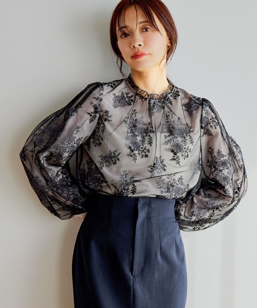 mysty woman(ミスティウーマン)の「フローラルラメ刺繍ブラウス 638990(シャツ/ブラウス・レディース・ピンク/ブルー/アイボリー/ブラック・FREE)」の3枚目の写真