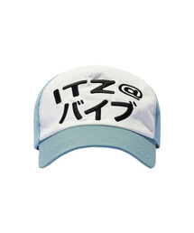 ITZAVIBE（イッザバイブ）の「MIX LOGO TRUCKER CAP - SKYBLUE（キャップ）」