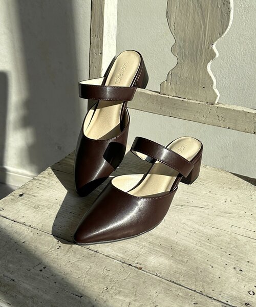 Thevon(ゼボン)の「ベルトミュール(パンプス・レディース・ブラック/ダークブラウン・M/L)」の2枚目の写真