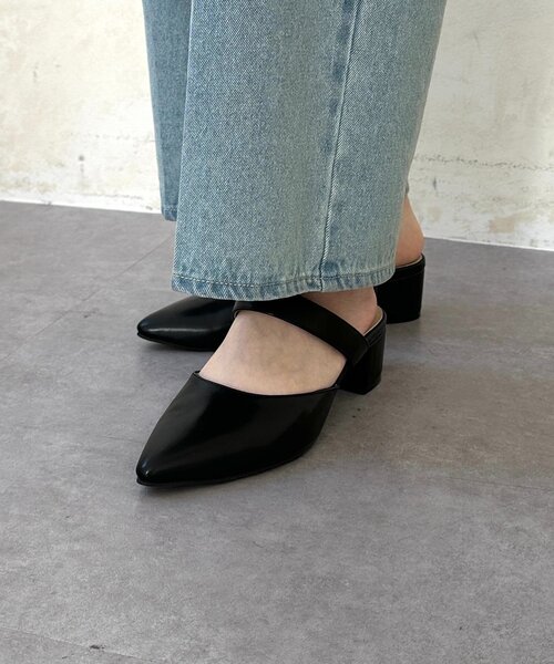 Thevon(ゼボン)の「ベルトミュール(パンプス・レディース・ブラック/ダークブラウン・M/L)」の3枚目の写真