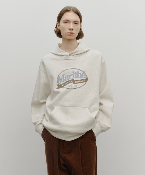 MARITHE + FRANCOIS GIRBAUD(マリテフランソワジルボー)の「VINTAGE STAMP GRAPHIC HOODIE (BRUSHED)(パーカー・レディース・ネイビー/オートミール・X-LARGE/LARGE/MEDIUM/SMALL)」の2枚目の写真