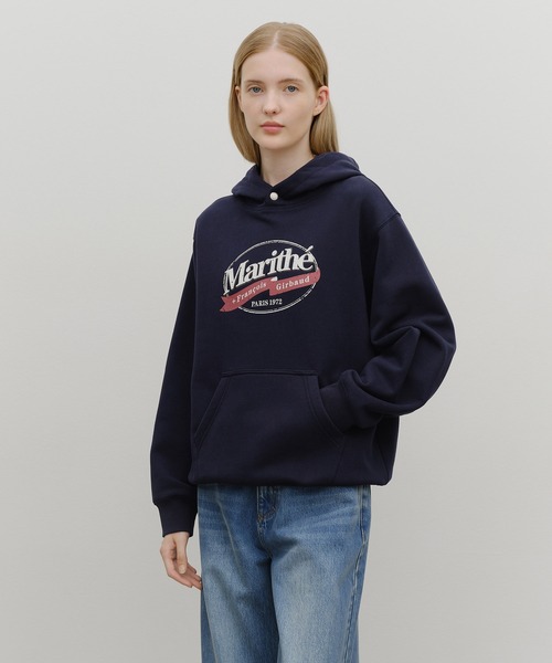 MARITHE + FRANCOIS GIRBAUD(マリテフランソワジルボー)の「VINTAGE STAMP GRAPHIC HOODIE (BRUSHED)(パーカー・レディース・ネイビー/オートミール・X-LARGE/LARGE/MEDIUM/SMALL)」の1枚目の写真