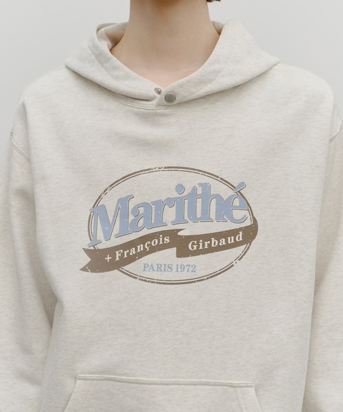 MARITHE + FRANCOIS GIRBAUD(マリテフランソワジルボー)の「VINTAGE STAMP GRAPHIC HOODIE (BRUSHED)(パーカー・レディース・ネイビー/オートミール・X-LARGE/LARGE/MEDIUM/SMALL)」の5枚目の写真