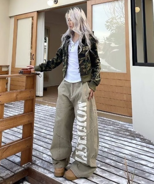 lilful(リルフル)の「レタリングロゴプリント ヴィンテージウォッシュ ワイドバレルレッグパンツ(デニムパンツ・レディース・その他・M/L)」の2枚目の写真