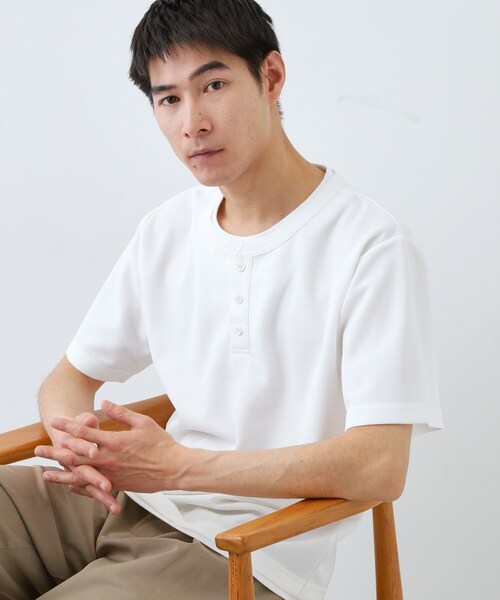 THE SHOP TK (ザ ショップ ティーケー )の「【1枚でちゃんとして見える】ヘンリーネック レイヤード風 半袖Tシャツ 洗濯機OK(Tシャツ/カットソー・メンズ・オフホワイト/ブラウン系/ブラック/ライトグレー・04/02/03)」の2枚目の写真