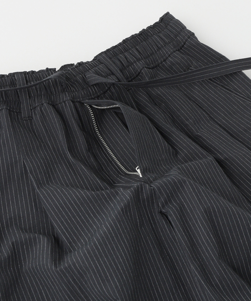 MATSUFUJI(マツフジ)の「MATSUFUJI / マツフジ STRIPED WIDE TROUSERS(スラックス・メンズ・ホワイト系その他/ブラック・3/2)」の4枚目の写真