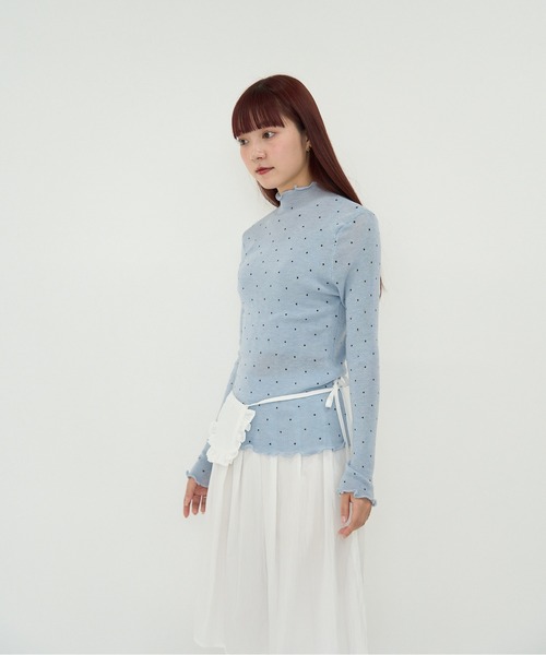 Uenui(ウニュイ)の「スカラップネック・ドット柄リブニットトップス(Tシャツ/カットソー・レディース・ライトブルー/グレー/ホワイト・FREE)」の6枚目の写真