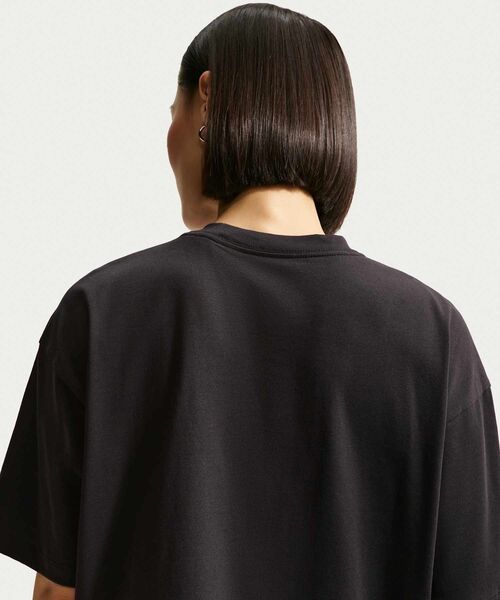 NIKE(ナイキ)の「ナイキ スポーツウェア クラシック ウィメンズ オーバーサイズド Tシャツ / Nike Sportswear Classic Women's Oversized T-Shirt IR7849-010 Black(Tシャツ/カットソー・レディース・ブラック・S/XS/L/M/XL)」の3枚目の写真
