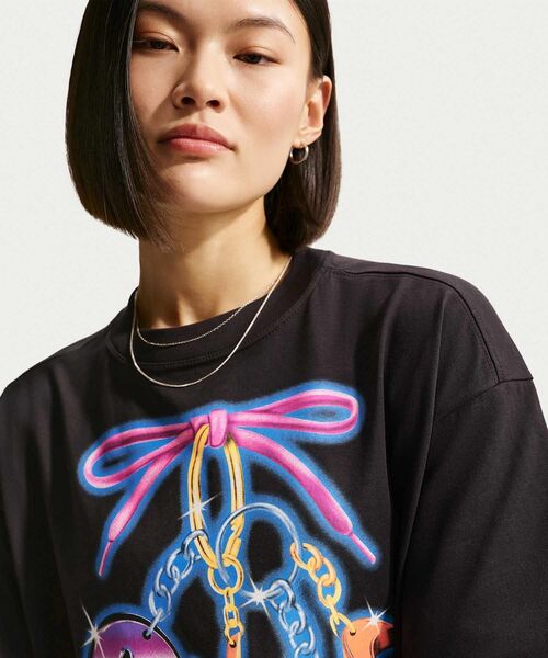 NIKE(ナイキ)の「ナイキ スポーツウェア クラシック ウィメンズ オーバーサイズド Tシャツ / Nike Sportswear Classic Women's Oversized T-Shirt IR7849-010 Black(Tシャツ/カットソー・レディース・ブラック・S/XS/L/M/XL)」の4枚目の写真