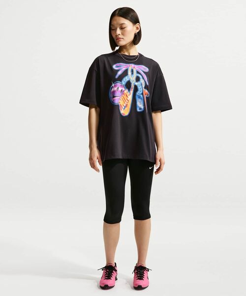 NIKE(ナイキ)の「ナイキ スポーツウェア クラシック ウィメンズ オーバーサイズド Tシャツ / Nike Sportswear Classic Women's Oversized T-Shirt IR7849-010 Black(Tシャツ/カットソー・レディース・ブラック・S/XS/L/M/XL)」の5枚目の写真
