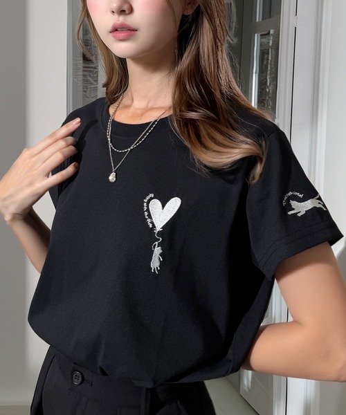 Candlestick（キャンドルスティック）の「飛ばされる子猫追うママネコ刺繍 コンパクトTシャツ（Tシャツ/カットソー・レディース・ホワイト/ブラック/スミクロ・FREE）」の2枚目の写真