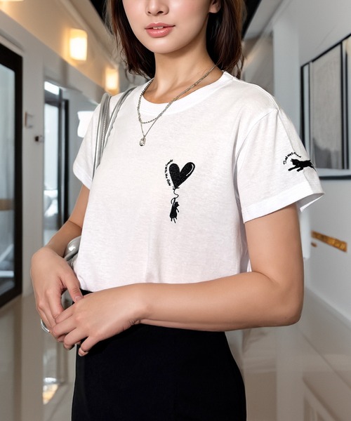 Candlestick（キャンドルスティック）の「飛ばされる子猫追うママネコ刺繍 コンパクトTシャツ（Tシャツ/カットソー・レディース・ホワイト/ブラック/スミクロ・FREE）」の8枚目の写真