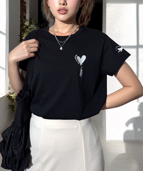 Candlestick（キャンドルスティック）の「飛ばされる子猫追うママネコ刺繍 コンパクトTシャツ（Tシャツ/カットソー・レディース・ホワイト/ブラック/スミクロ・FREE）」の4枚目の写真