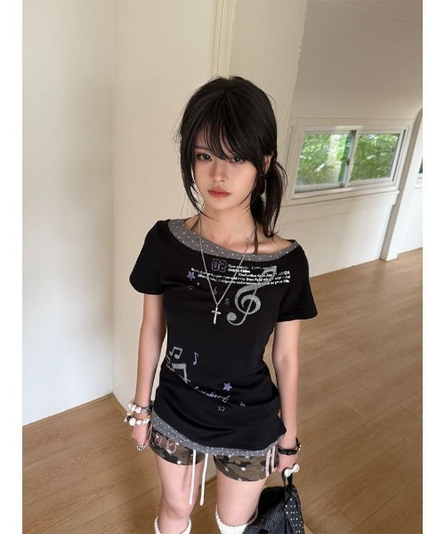 Ritzy(リッツィー)の「Y2K 衿&裾ドット柄配色 オフショルダー Tシャツ(Tシャツ/カットソー・レディース・ブラック・M/L/S)」の2枚目の写真