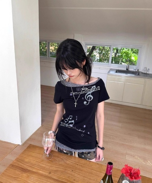 Ritzy(リッツィー)の「Y2K 衿&裾ドット柄配色 オフショルダー Tシャツ(Tシャツ/カットソー・レディース・ブラック・M/L/S)」の3枚目の写真
