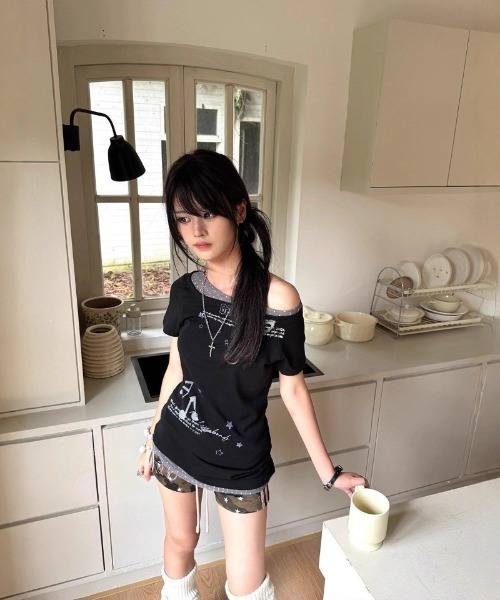 Ritzy(リッツィー)の「Y2K 衿&裾ドット柄配色 オフショルダー Tシャツ(Tシャツ/カットソー・レディース・ブラック・M/L/S)」の4枚目の写真