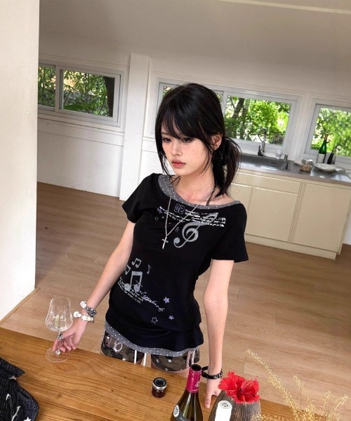 Ritzy(リッツィー)の「Y2K 衿&裾ドット柄配色 オフショルダー Tシャツ(Tシャツ/カットソー・レディース・ブラック・M/L/S)」の5枚目の写真