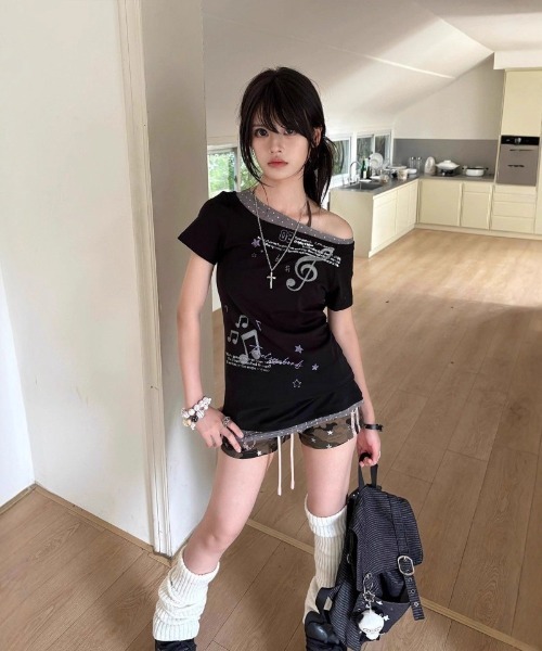 Ritzy(リッツィー)の「Y2K 衿&裾ドット柄配色 オフショルダー Tシャツ(Tシャツ/カットソー・レディース・ブラック・M/L/S)」の6枚目の写真