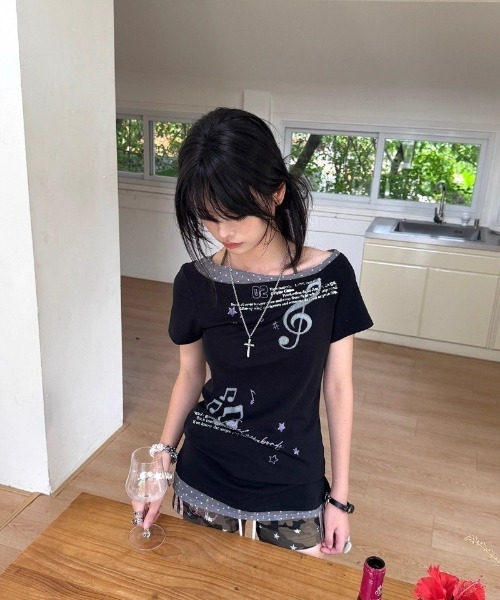 Ritzy(リッツィー)の「Y2K 衿&裾ドット柄配色 オフショルダー Tシャツ(Tシャツ/カットソー・レディース・ブラック・M/L/S)」の8枚目の写真