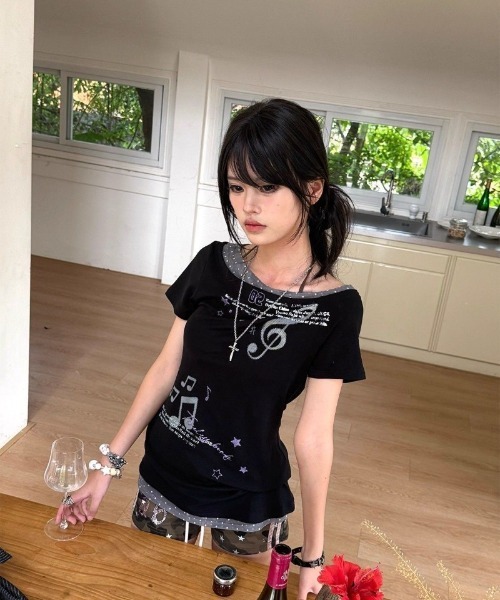 Ritzy(リッツィー)の「Y2K 衿&裾ドット柄配色 オフショルダー Tシャツ(Tシャツ/カットソー・レディース・ブラック・M/L/S)」の10枚目の写真