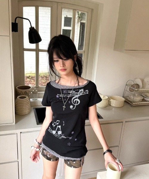 Ritzy(リッツィー)の「Y2K 衿&裾ドット柄配色 オフショルダー Tシャツ(Tシャツ/カットソー・レディース・ブラック・M/L/S)」の13枚目の写真