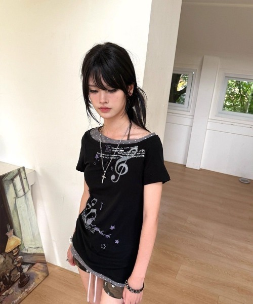 Ritzy(リッツィー)の「Y2K 衿&裾ドット柄配色 オフショルダー Tシャツ(Tシャツ/カットソー・レディース・ブラック・M/L/S)」の14枚目の写真