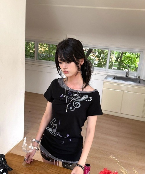 Ritzy(リッツィー)の「Y2K 衿&裾ドット柄配色 オフショルダー Tシャツ(Tシャツ/カットソー・レディース・ブラック・M/L/S)」の16枚目の写真