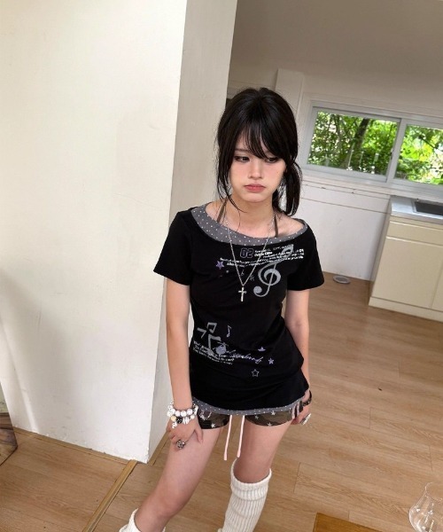 Ritzy(リッツィー)の「Y2K 衿&裾ドット柄配色 オフショルダー Tシャツ(Tシャツ/カットソー・レディース・ブラック・M/L/S)」の17枚目の写真